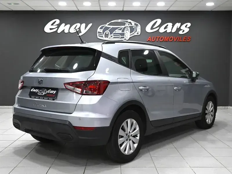 Usado Seat Arona Style 110 CV (80 kW) 2022 Gris / plata SUV