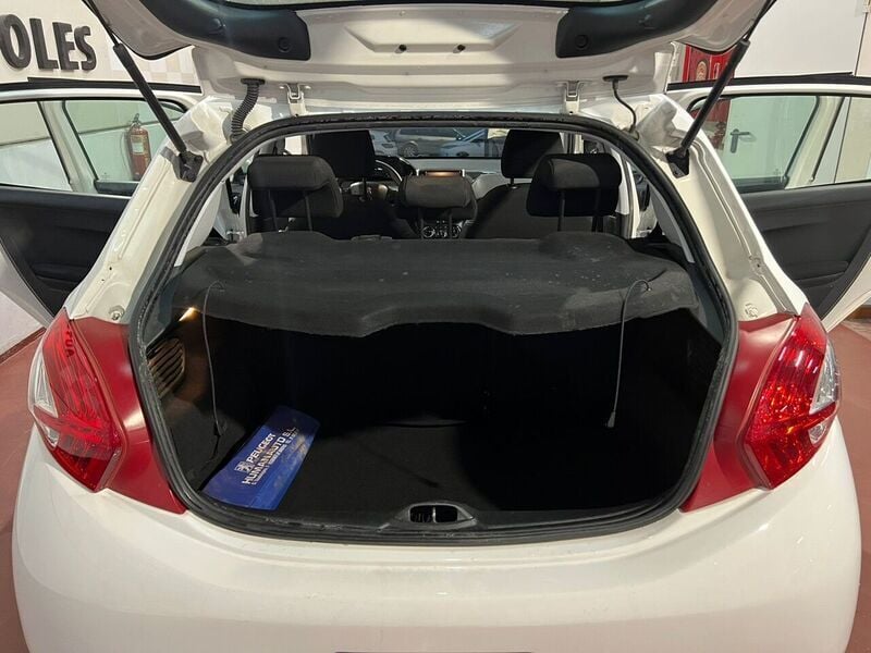 Usado Peugeot 208 Allure 68 CV (50 kW) 2013 Blanco Utilitario