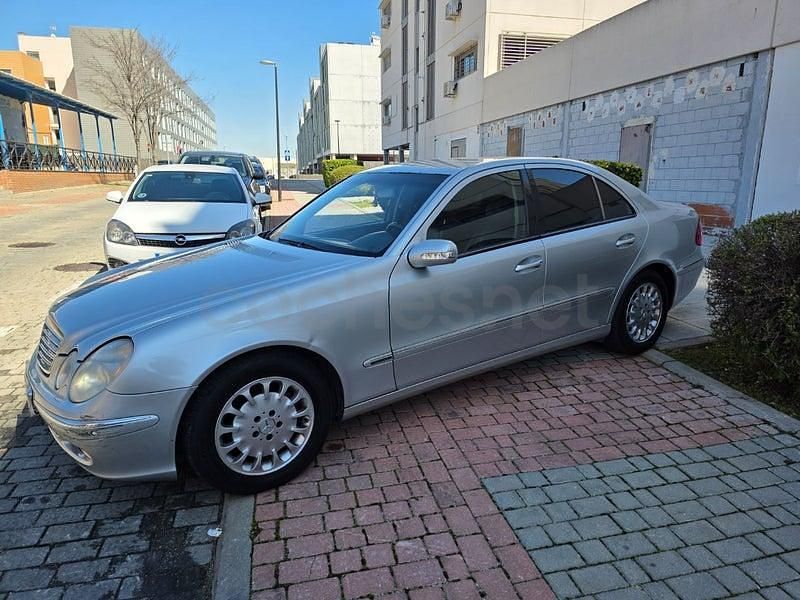 Usado Mercedes E320 Avantgarde 204 CV (150 kW) 2004 Gris / plata Berlina