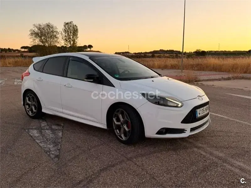Usado Ford Focus ST 250 CV (183 kW) 2012 Blanco Berlina