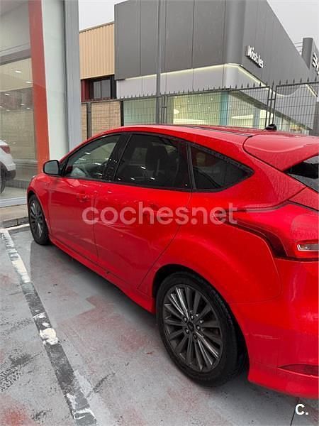 Usado Ford Focus ST-Line 125 CV (91 kW) 2018 Rojo Berlina