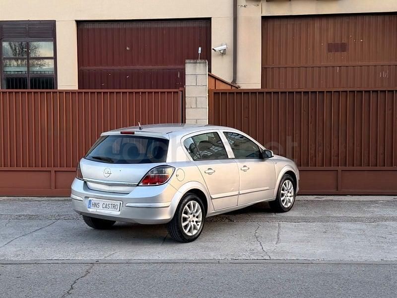 Usado Opel Astra Cosmo 100 CV (73 kW) 2008 Gris / plata Berlina