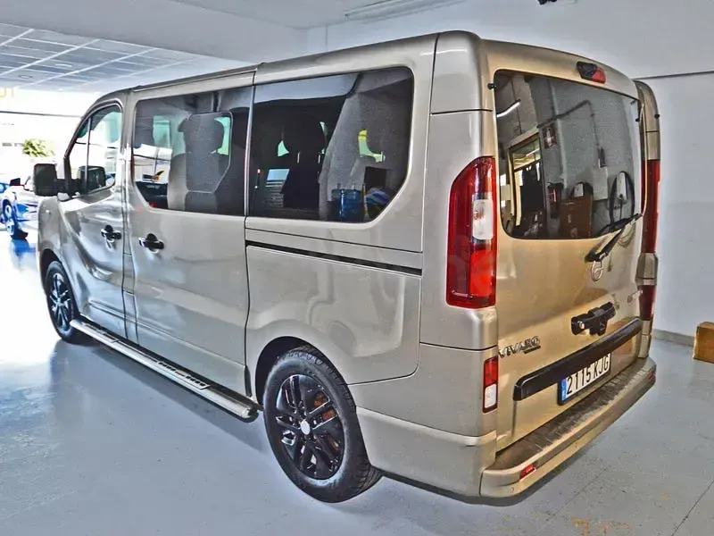 Usado Opel Vivaro S 145 CV (106 kW) 2018 Marrón Monovolumen