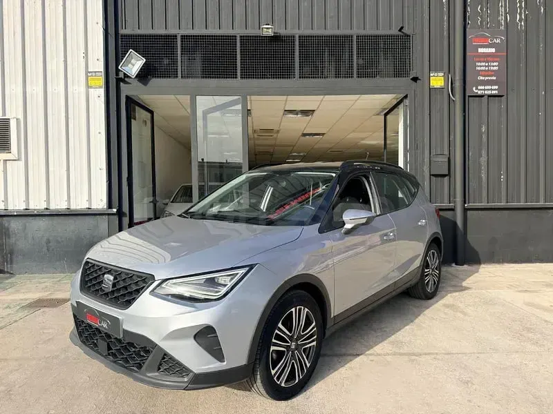 Usado Seat Arona Style 110 CV (80 kW) 2022 Gris / plata SUV