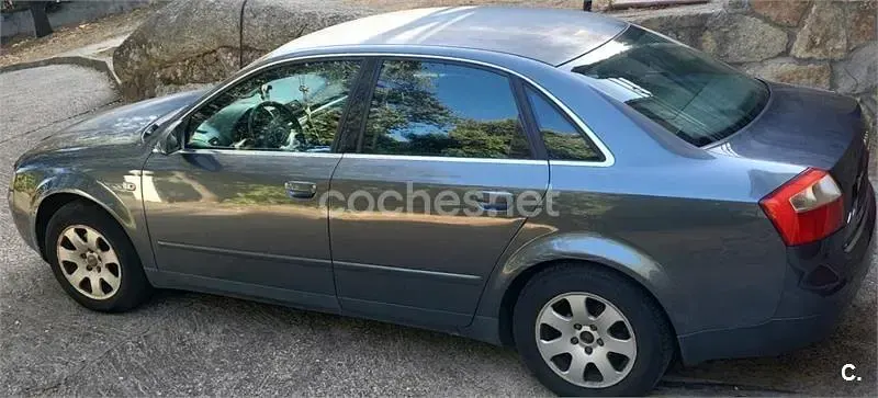 Usado Audi A4 130 CV (95 kW) 2002 Azul Berlina