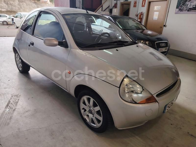 Usado Ford Ka 60 CV (44 kW) 2000 Gris / plata Berlina