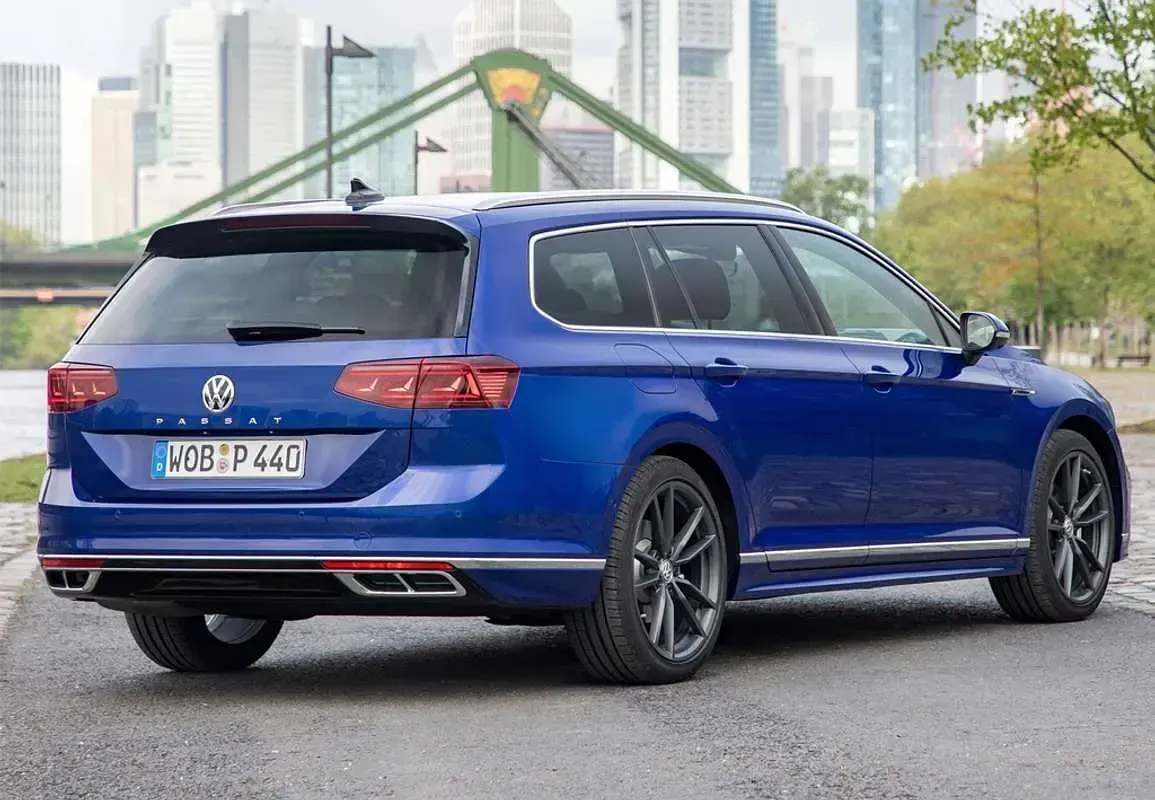 Usado VW Passat R-line 150 CV (110 kW) 2022 Azul Familiar