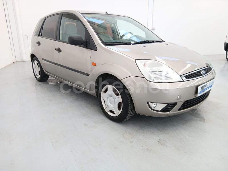 Usado Ford Fiesta Ghia 80 CV (58 kW) 2002 Gris / plata Berlina