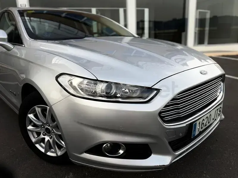 Usado Ford Mondeo Titanium 187 CV (137 kW) 2017 Gris / plata Berlina