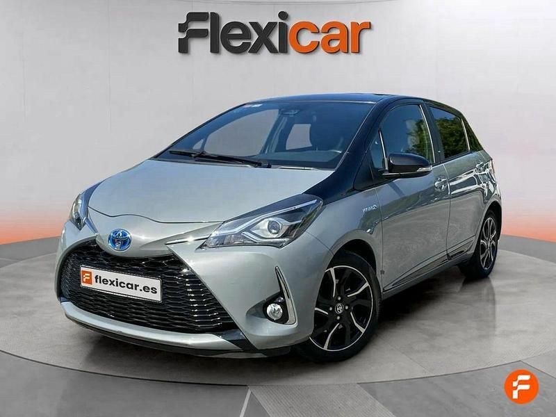 Usado Toyota Yaris Hybrid Advance 100 CV (73 kW) 2018 Gris / plata Berlina