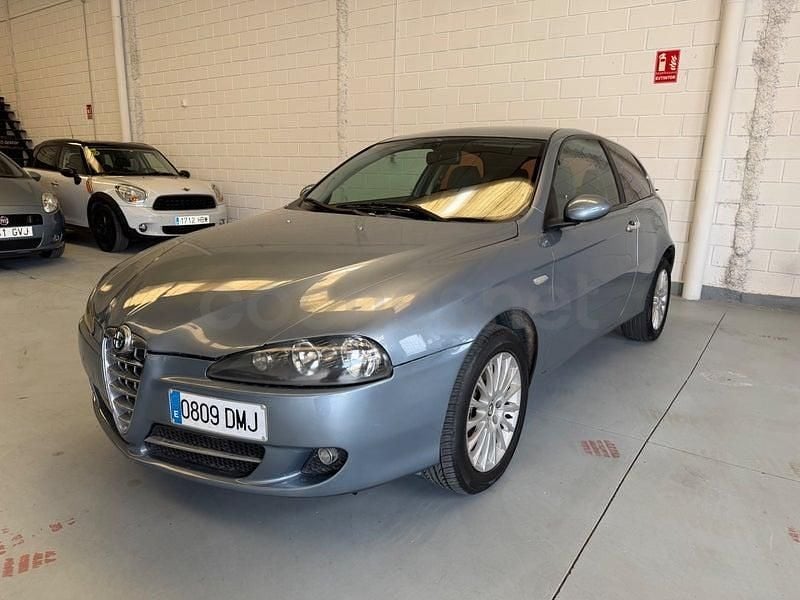 Usado Alfa Romeo 147 Distinctive 115 CV (84 kW) 2005 Azul Utilitario