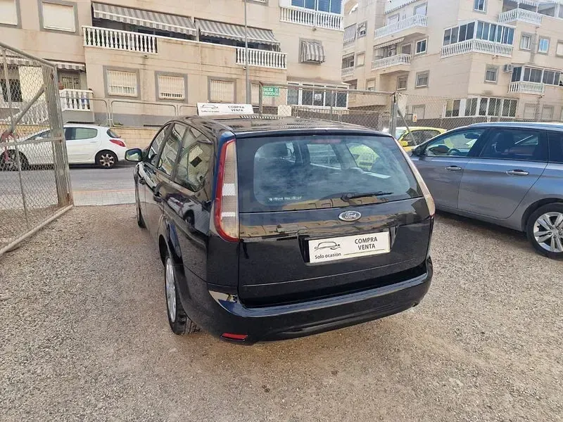 Usado Ford Focus Trend 90 CV (66 kW) 2008 Negro Familiar