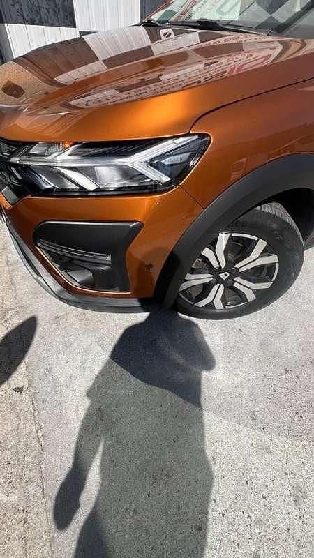 Usado Dacia Sandero 94 CV (69 kW) 2022 Naranja Utilitario