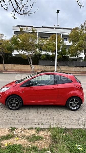 Usado Ford Ka Trend 69 CV (50 kW) 2015 Rojo Berlina