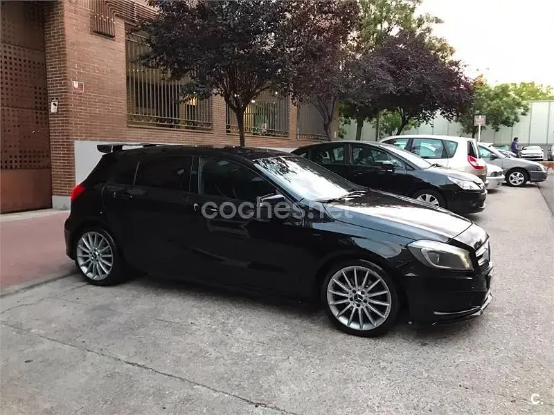 Usado Mercedes A180 AMG line 109 CV (80 kW) 2014 Negro Utilitario