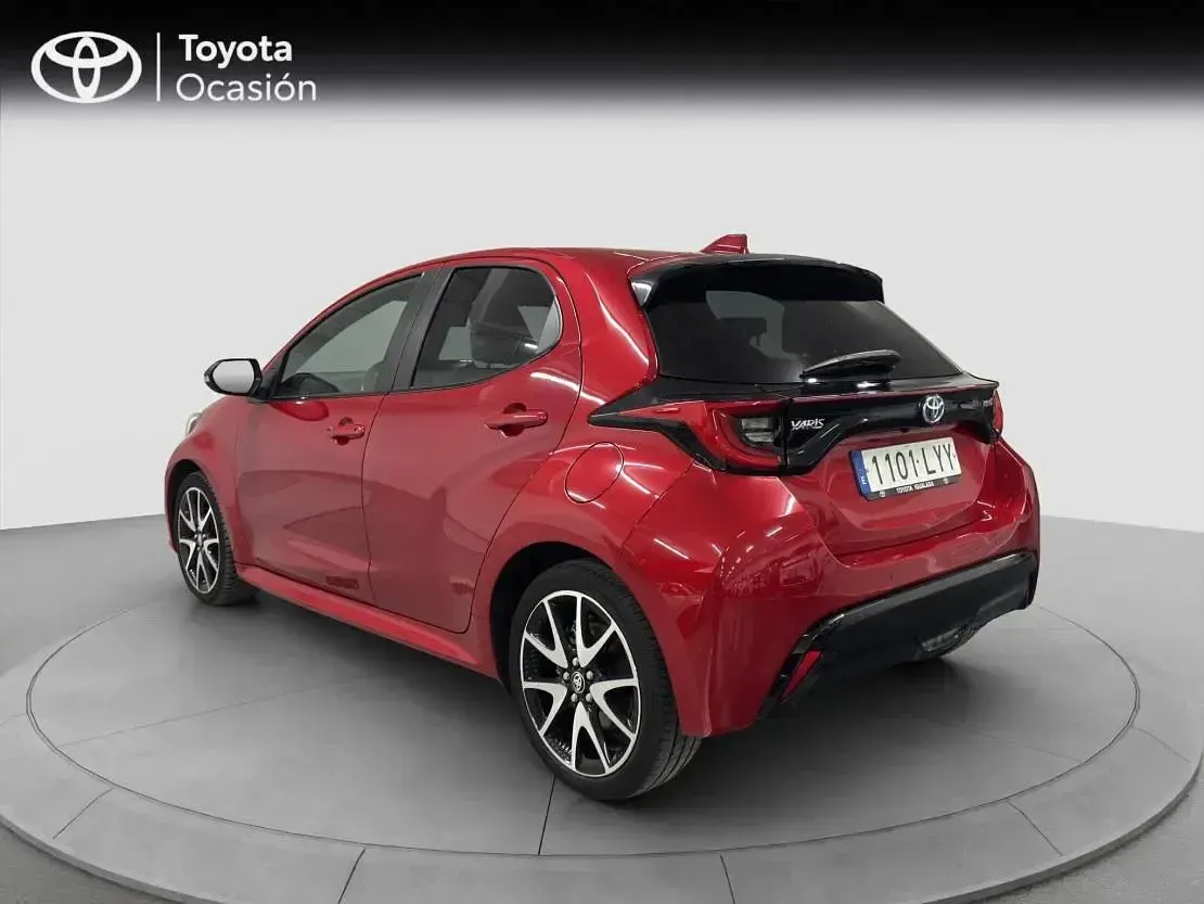 Usado Toyota Yaris Hybrid Plus 116 CV (85 kW) 2022 Rojo emocion Berlina