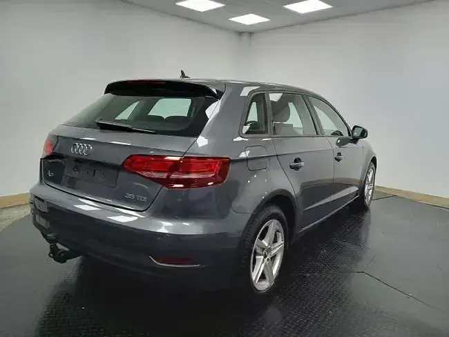 Usado Audi A3 151 CV (111 kW) 2020 Gris Berlina
