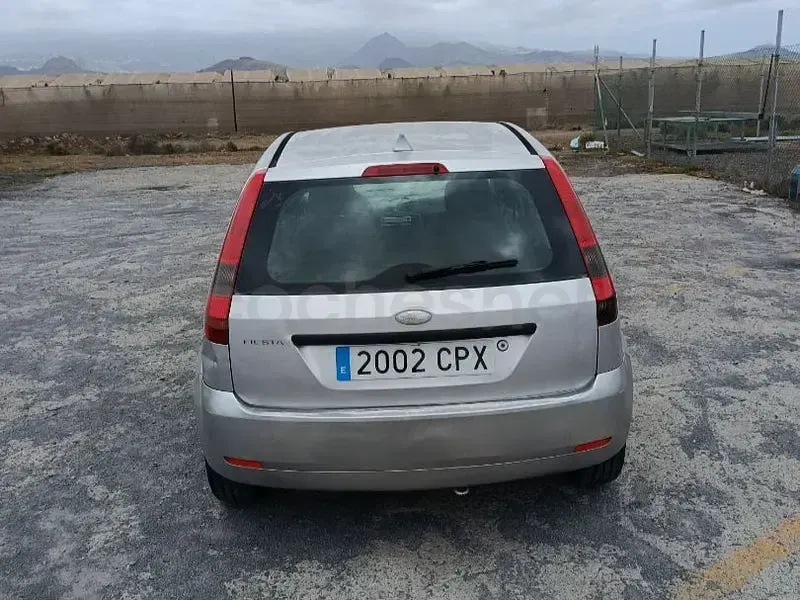 Usado Ford Fiesta Ambiente 70 CV (51 kW) 2003 Gris / plata Utilitario