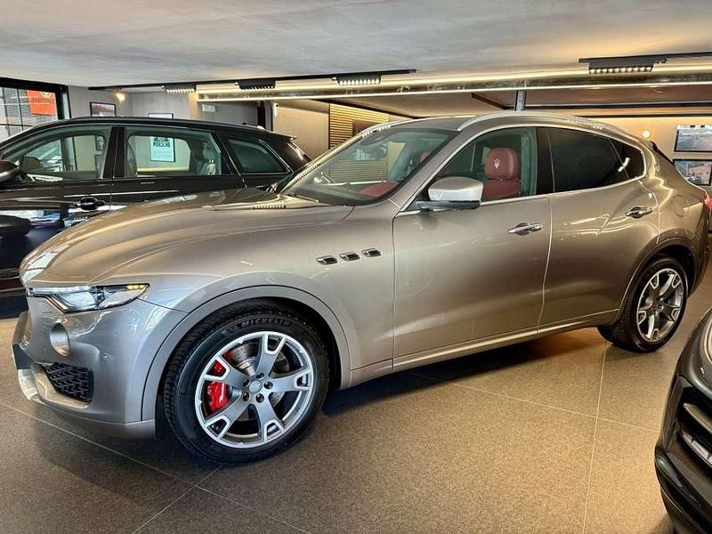 Usado Maserati Levante GranLusso 430 CV (316 kW) 2017 Plateado SUV