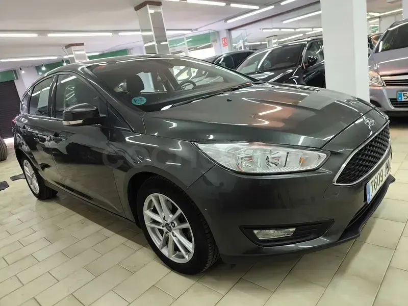 Usado Ford Focus Trend 100 CV (73 kW) 2016 Gris / plata Berlina