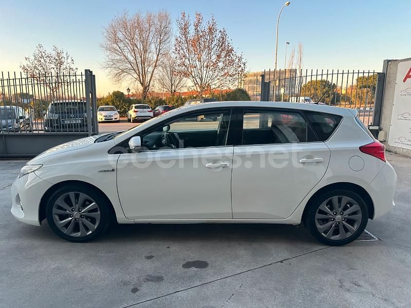 Usado Toyota Auris Hybrid Active 136 CV (100 kW) 2014 Blanco Berlina