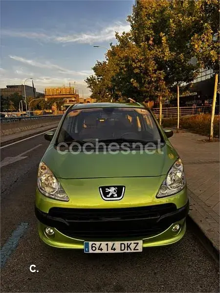 Usado Peugeot 1007 75 CV (55 kW) 2005 Verde Monovolumen