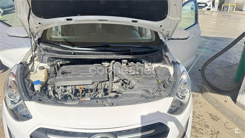 Usado Hyundai i30 GO! 110 CV (80 kW) 2016 Blanco Berlina