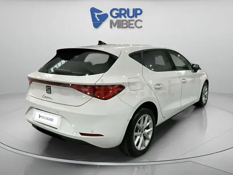 Usado Seat Leon Style 110 CV (80 kW) 2024 Blanco Berlina
