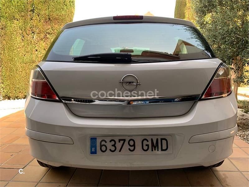 Usado Opel Astra Edition 110 CV (80 kW) 2009 Blanco Berlina