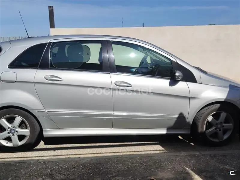 Usado Mercedes B200 140 CV (102 kW) 2008 Gris / plata Monovolumen