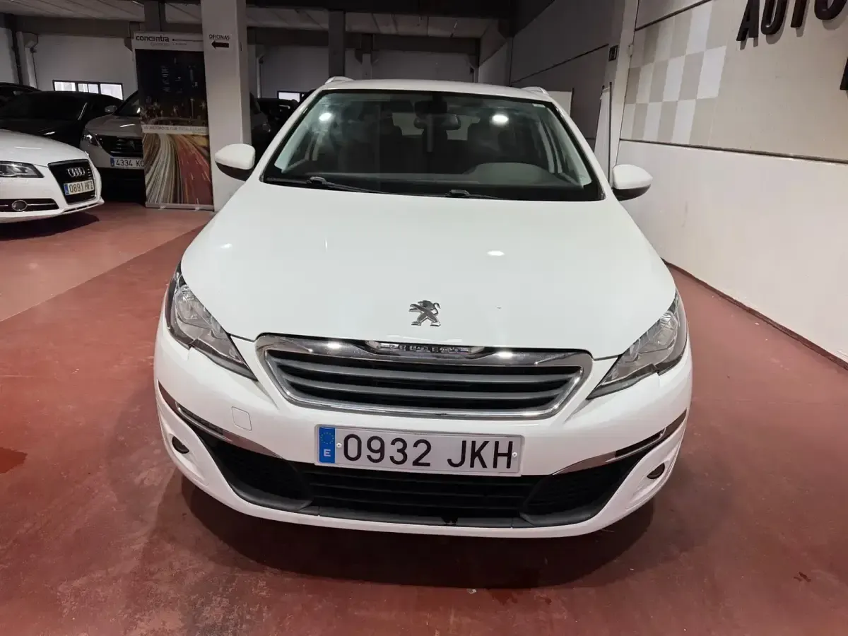 Usado Peugeot 308 SW Style 130 CV (95 kW) 2015 Blanco Familiar