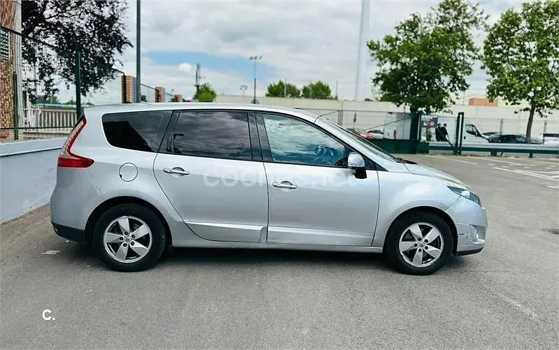 Usado Renault Scenic E-Tech Dynamique 110 CV (80 kW) 2011 Gris / plata Monovolumen