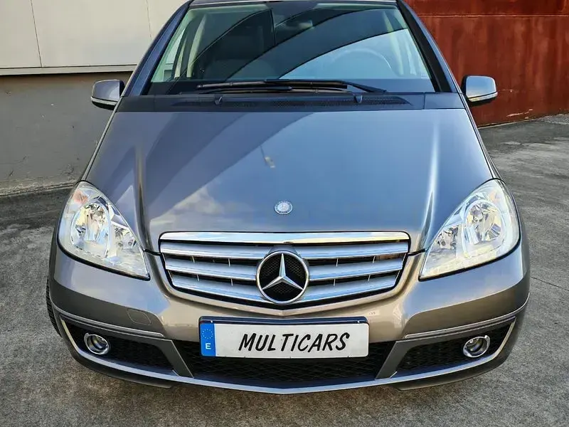 Usado Mercedes A180 116 CV (85 kW) 2011 Gris / plata Utilitario