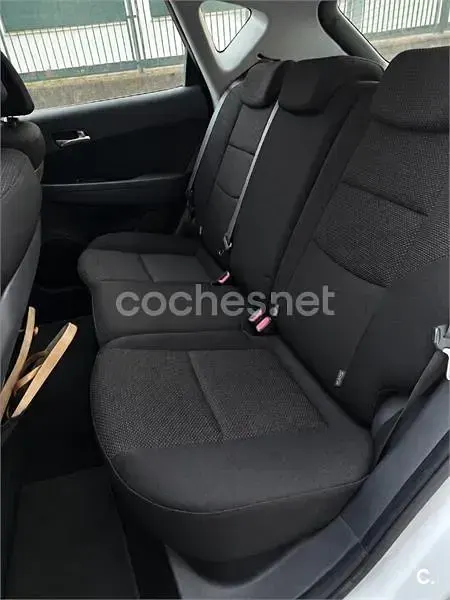 Usado Hyundai i30 Comfort 109 CV (80 kW) 2010 Gris / plata Berlina