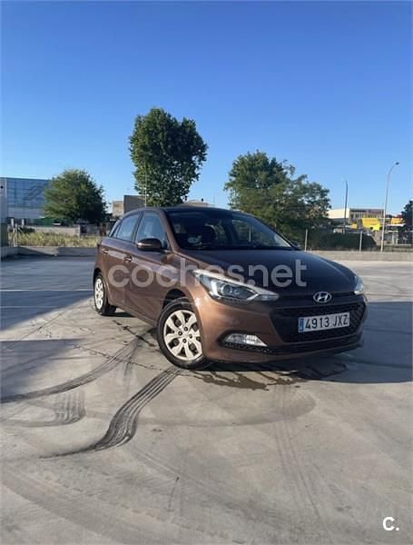 Käytetty Hyundai i20 84 HP (61 kW) 2017 Ruskea Sedan