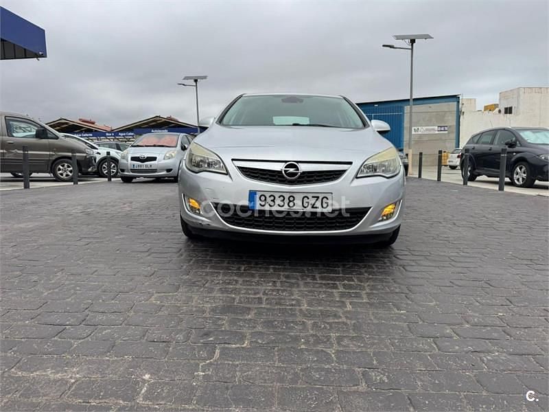 Gris / plata Usado 2010 Opel Astra Enjoy Berlina | 3990 € (Buen precio) - Imagen 1/4