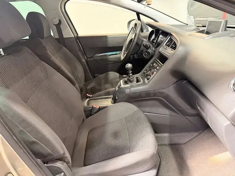 Usado Peugeot 5008 Allure 115 CV (84 kW) 2013 Beige Monovolumen