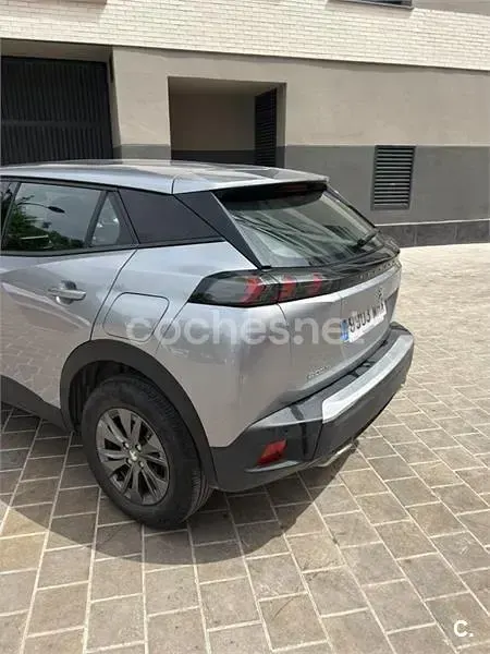 Usado Peugeot 2008 Active 130 CV (95 kW) 2023 Gris / plata SUV