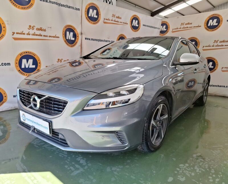 Usado Volvo V40 R-Design Momentum 150 CV (110 kW) 2018 Gris Familiar