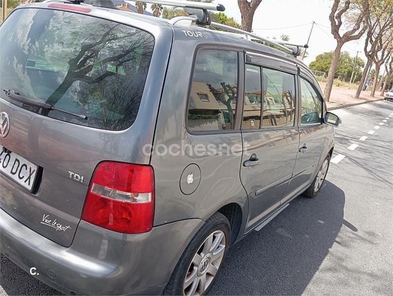 Usado VW Touran Edition 90 CV (66 kW) 2004 Gris / plata Monovolumen