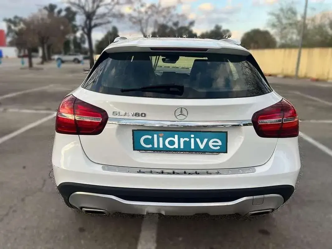 Usado Mercedes GLA180 122 CV (89 kW) 2018 Blanco SUV