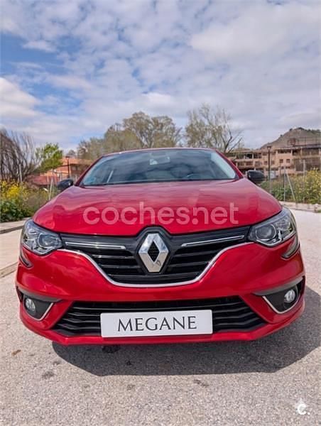 Usado Renault Mégane IV LIMITED 115 CV (84 kW) 2019 Rojo Berlina