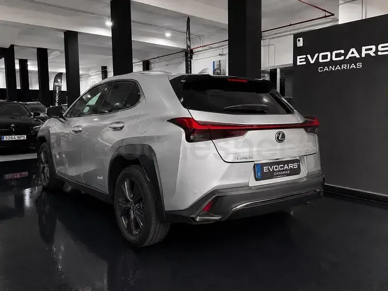 Usado Lexus UX Business Edition 184 CV (135 kW) 2021 Gris / plata SUV
