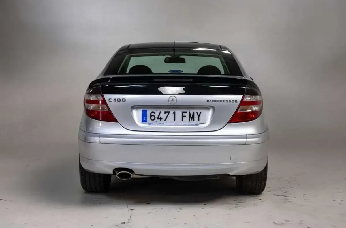 Usado Mercedes C180 Sport Edition 143 CV (105 kW) 2007 Plateado Coupe