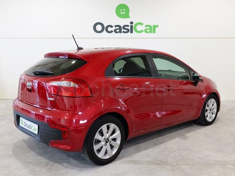 Usado Kia Rio 84 CV (61 kW) 2015 Rojo Berlina