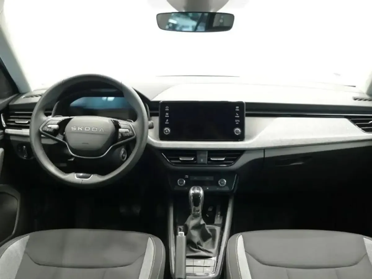 Usado Skoda Kamiq Selection 115 CV (84 kW) 2025 Gris/plata SUV