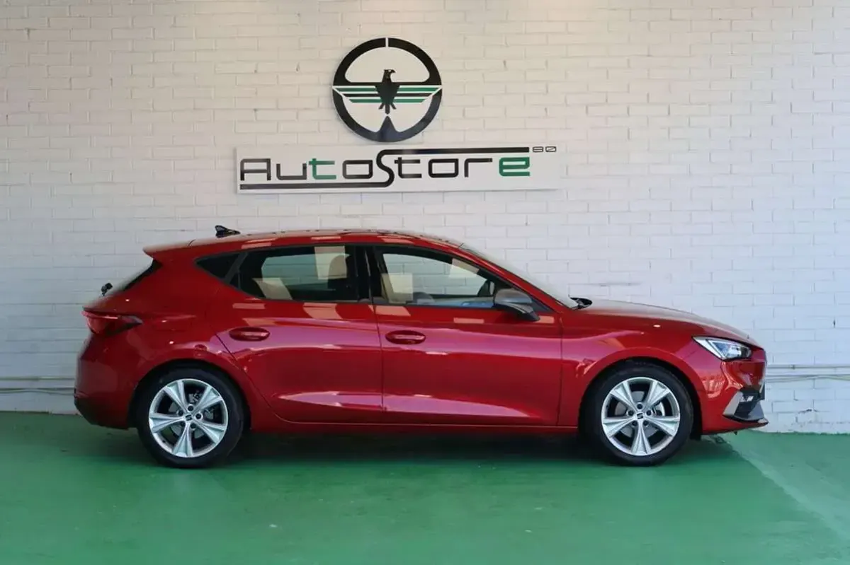 Usado Seat Leon FR 150 CV (110 kW) 2024 Rojo Utilitario