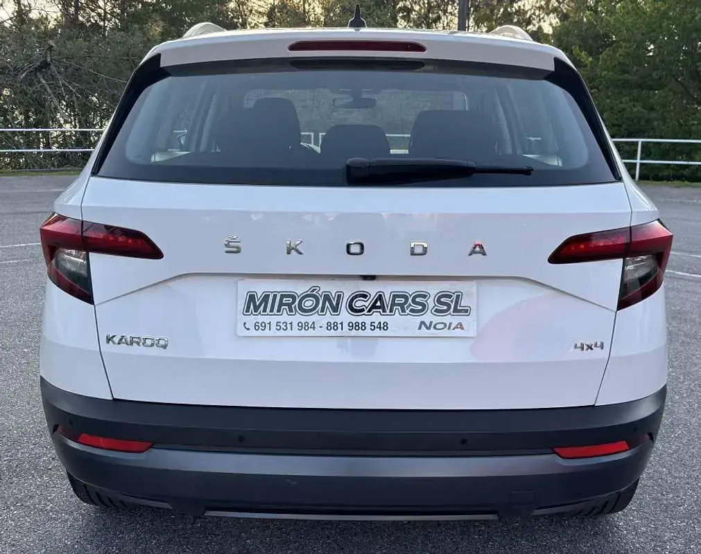 Usado Skoda Karoq Ambition 150 CV (110 kW) 2021 Blanco SUV
