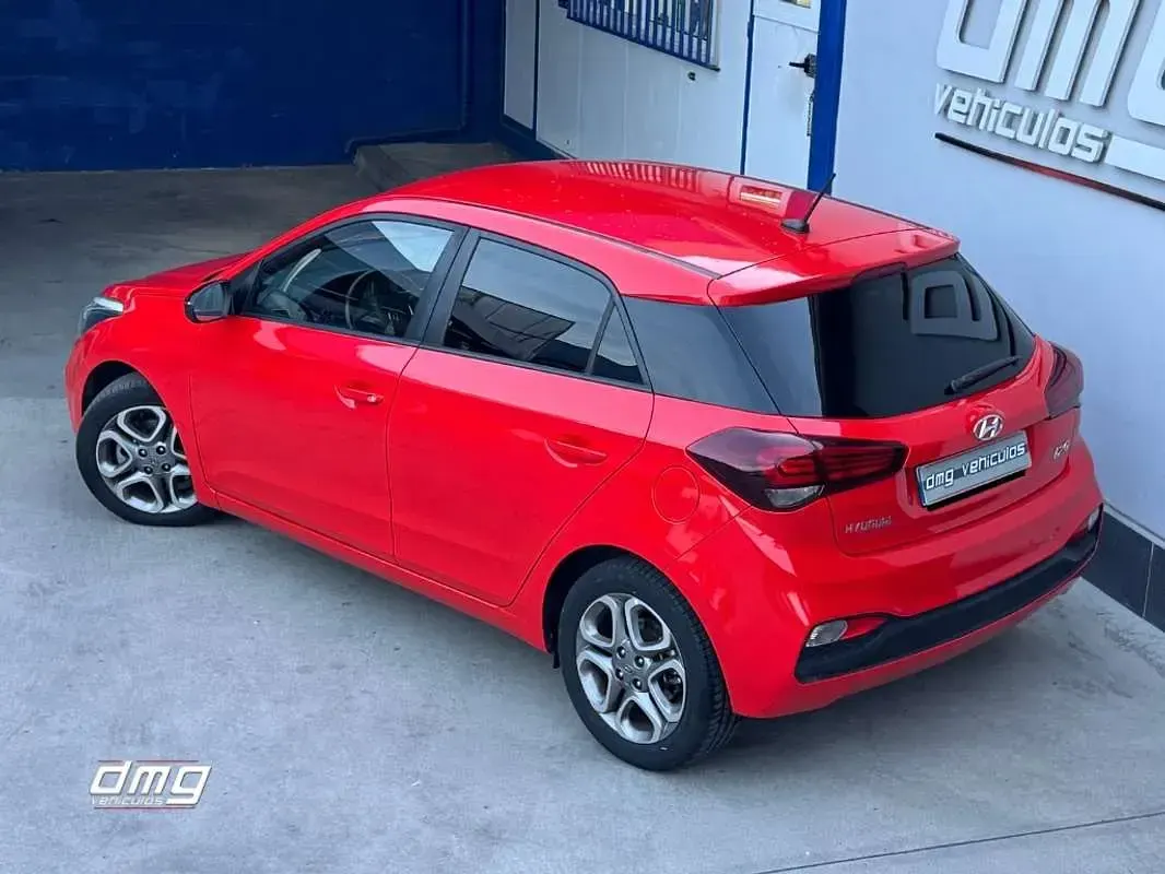 Usado Hyundai i20 100 CV (73 kW) 2019 Rojo Berlina
