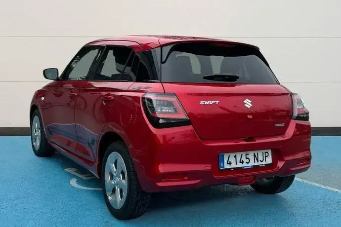 Usado Suzuki Swift 83 CV (61 kW) 2025 Rojo Utilitario